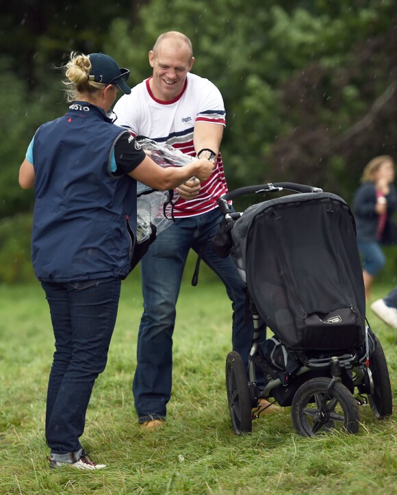 Zara Phillips et son mari Mike Tindall avec leur fille Mia, 6 mois, en poussette le 2 août 2014 à Gatcombe Park lors du Festival du concours complet britannique.