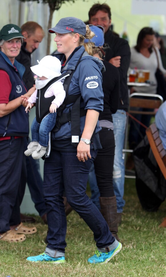 Zara Phillips avec sa fille Mia le 5 juillet 2014 lors du Barbury International Horse Trials