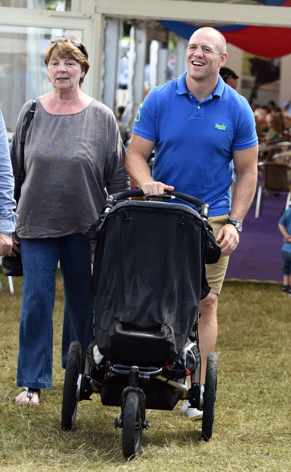 Mike Tindall avec sa fille Mia en poussette lors du 3e jour du Festival of British Eventing à Gatcombe Park, le 3 août 2014