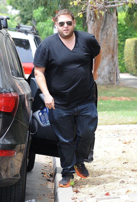 Jonah Hill promenant son chien à Los Angeles le 2 août 2014. Il semble avoir repris du poids