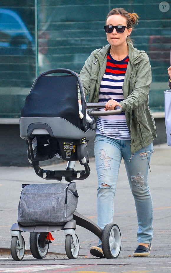 Olivia Wilde se promène avec son fils Otis dans les rues de New York, le 19 mai 2014.
 