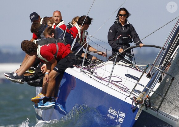 Pippa Middleton à la barre du bateau de l'équipage UKSA lors de l'Aberdeen Asset Management Cowes Week le 3 août 2014 au large de l'île de Wight.