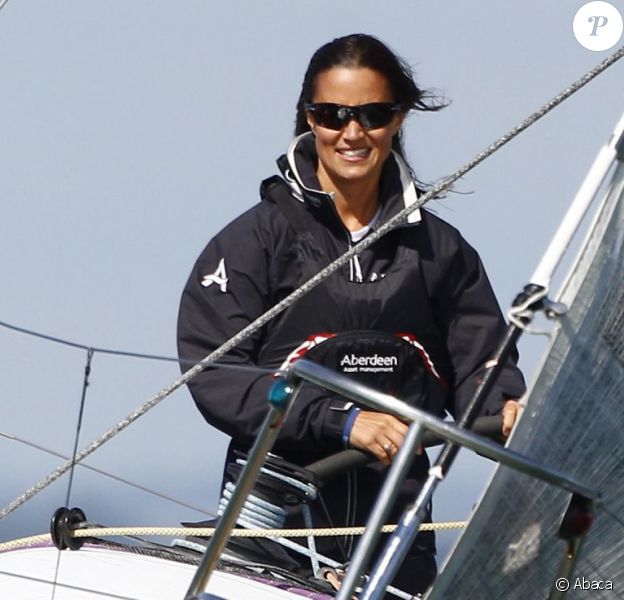 Pippa Middleton à la barre du bateau de l'équipage UKSA lors de l'Aberdeen Asset Management Cowes Week le 3 août 2014 au large de l'île de Wight.