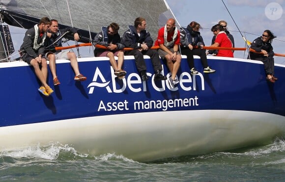 Pippa Middleton à bord avec l'équipage UKSA lors de l'Aberdeen Asset Management Cowes Week le 3 août 2014 au large de l'île de Wight.