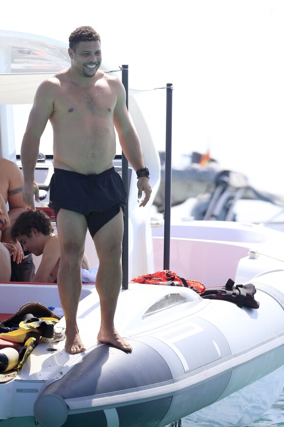 Exclusif - Ronaldo n'a plus le corps d'un athlète ! Le voici en vacances avec sa fiancée Paula Morais et des amis à Ibiza, le 3 août 2014.
