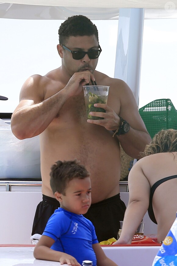 Exclusif - Ronaldo profite de ses vacances avec sa fiancée Paula Morais et des amis à Ibiza. Le 3 août 2014.