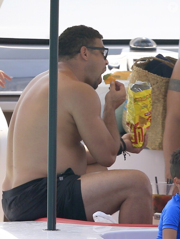 Exclusif - Ronaldo, touriste gourmand à Ibiza. Le 3 août 2014.