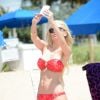 Exclusif - Ana Braga, divine en bikini rouge sur une plage de Miami. Le 5 août 2014.