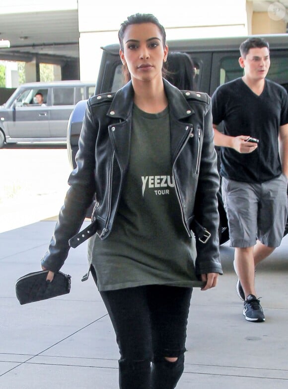 Kim Kardashian, qui porte un T-shirt avec l'inscription "The Yeezus Tour" (la tournée de son mari Kanye West), se rend au centre commercial de Topanga à Woodland Hills, le 5 août 2014.