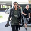 Kim Kardashian se rend au centre commercial de Topanga à Woodland Hills, habillée d'une veste en cuir BLK DNM, d'un t-shirt Yeezus (dérivé de la tournée Yeezus Tour de Kanye West), d'une pochette matelassée Chanel, d'un jean noir et de sandales Azzedine Alaïa. Le 5 août 2014.