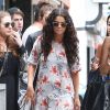Selena Gomez se rend dans un restaurant avec des amis à North Hollywood, habillée d'une robe florale Topshop, d'un sac Coach et de bottines Jerome C. Rousseau. Le 3 août 2014.