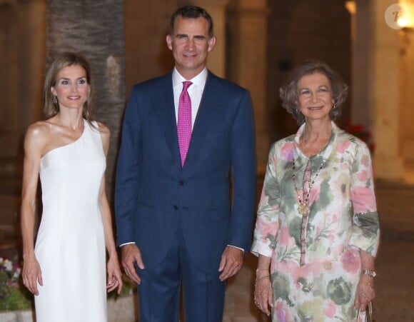 La reine Letizia et le roi Felipe VI d'Espagne ainsi que la reine Sofia ont accueilli plus de 300 invités au palais de la Almudaina, le 7 août 2014 à Palma de Majorque, à l'occasion de la grande réception annuelle en l'honneur des Iles Baléares.
