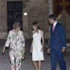La reine Letizia et le roi Felipe VI d'Espagne ainsi que la reine Sofia ont accueilli plus de 300 invités au palais de la Almudaina, le 7 août 2014 à Palma de Majorque, à l'occasion de la grande réception annuelle en l'honneur des Iles Baléares.