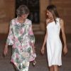 On compare les looks, mesdames ? La reine Letizia et le roi Felipe VI d'Espagne ainsi que la reine Sofia ont accueilli plus de 300 invités au palais de la Almudaina, le 7 août 2014 à Palma de Majorque, à l'occasion de la grande réception annuelle en l'honneur des Iles Baléares.