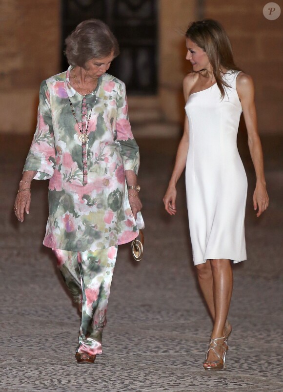 On compare les looks, mesdames ? La reine Letizia et le roi Felipe VI d'Espagne ainsi que la reine Sofia ont accueilli plus de 300 invités au palais de la Almudaina, le 7 août 2014 à Palma de Majorque, à l'occasion de la grande réception annuelle en l'honneur des Iles Baléares.