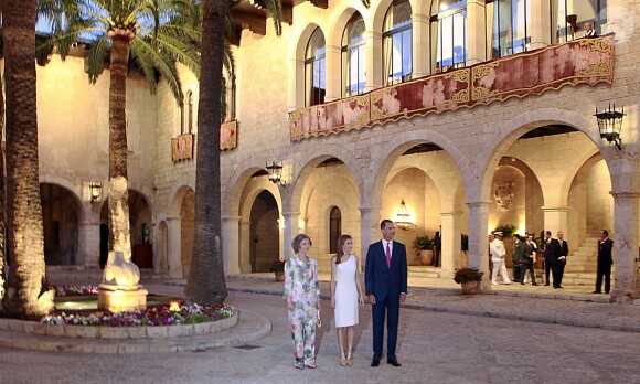 Dans le décor somptueux de la cour du palais de la Almudaina, la reine Letizia et le roi Felipe VI d'Espagne ainsi que la reine Sofia ont accueilli plus de 300 invités, le 7 août 2014 à Palma de Majorque, à l'occasion de la grande réception annuelle en l'honneur des Iles Baléares.