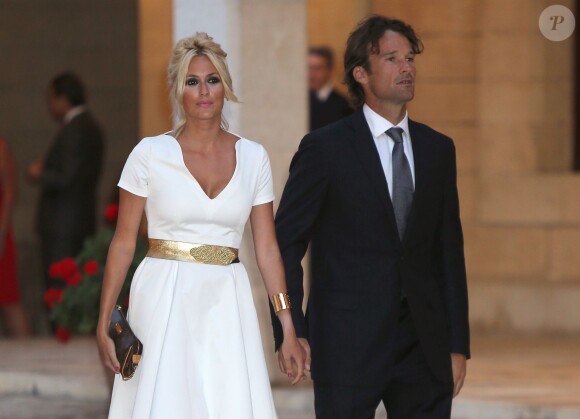 Carlos Moya et sa femme Carolina Cerezuela dans la cour du palais de la Almudaina, le 7 août 2014 à Palma de Majorque, pour la grande réception donnée par le roi Felipe VI et la reine Letizia d'Espagne, en présence de la reine Sofia.