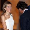 La reine Letizia d'Espagne accueille Carlos Moya dans la cour du palais de la Almudaina, le 7 août 2014 à Palma de Majorque, pour la grande réception annuelle.