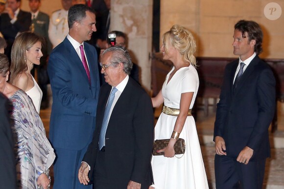 La reine Letizia et le roi Felipe VI d'Espagne accueillant Carlos Moya et sa femme Carolina Cerezuela dans la cour du palais de la Almudaina, le 7 août 2014 à Palma de Majorque, pour la grande réception annuelle.