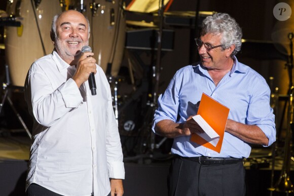 Michel Boujenah et Gerard Jugnot au spectacle de Laurent Gerra lors du 30e Festival de Ramatuelle, le 4 août 2014.