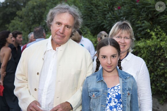Philippe Magnan, Carlotte Very et Constance au spectacle de Laurent Gerra lors du 30e Festival de Ramatuelle, le 4 août 2014.