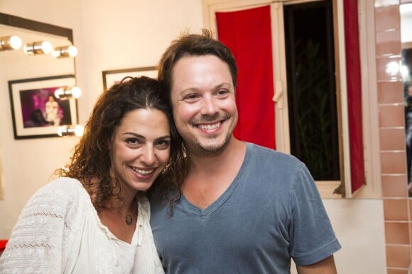 Davy Sardou et sa femme Noémie Elbaz dans les coulisses de la pièce L'Affrontement lors du 30e Festival de Ramatuelle, le 5 août 2014.