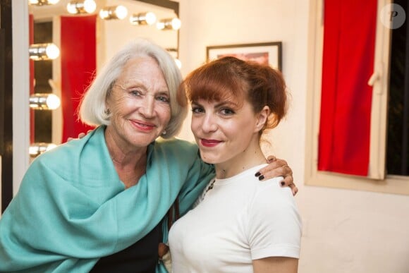 Marie-France Mignal et Anne-Elisabeth Blateau dans les coulisses du spectacle Le fils du comique, lors du 30e Festival de Ramatuelle, le 7 août 2014.