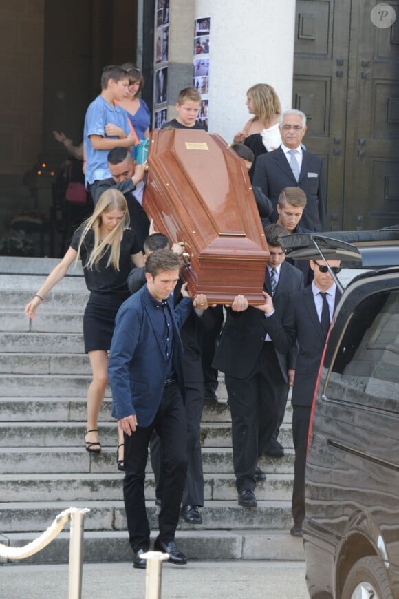 Les proches de Thierry Redler lui rendent un dernier hommage lors de ses funérailles, au cimetière du Père-Lachaise à Paris, le 5 août 2014.