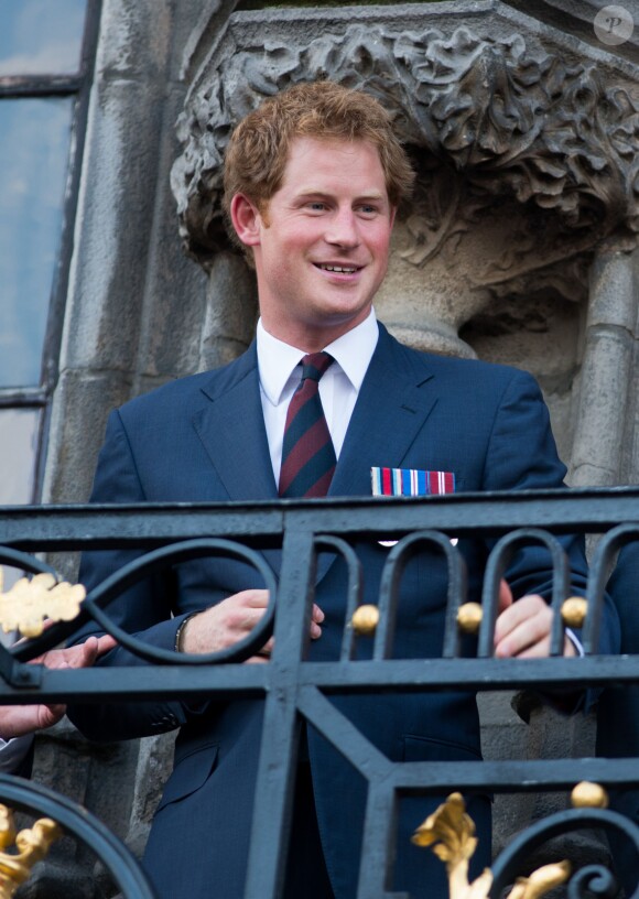 Le prince Harry au balcon de l'Hôtel de Ville de Mons, à l'occasion du centenaire de la Première Guerre mondiale à Mons en Belgique le 4 août 2014.