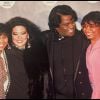 James Brown en compagnie de sa femme Adrienne et de leurs filles lors des Grammy Awards, le 27 février 1992.