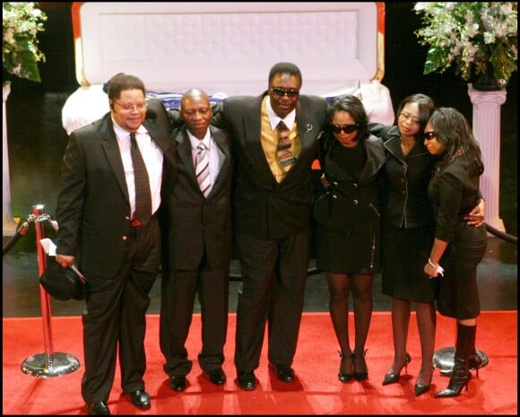 Des milliers de fans sont venus se receuillir devant la dépouille de James Brown, décédé le 25 décembre 2006, au Théâtre Apollo de New York.