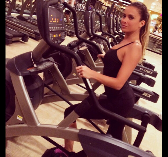 Même en vacances à Las Vegas, Clara Morgane prend soin de son corps et fait du sport. Août 2014.