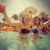 Clara Morgane et une amie à Las Vegas, dans son hotel le Encore, en juillet 2014