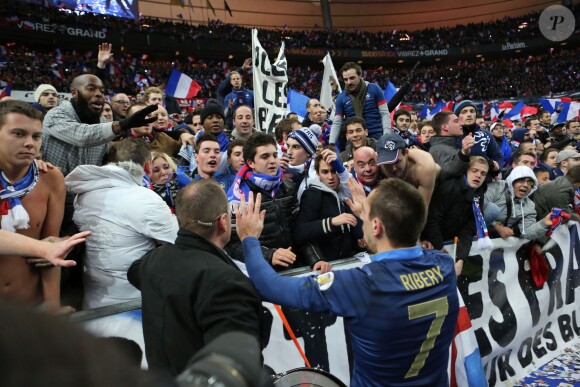 Franck Ribéry et les supporteurs de l'équipe de France fêtent la qualification des Bleus pour le Mondial 2014 au Brésil. Saint-Denis, le 19 novembre 2013.