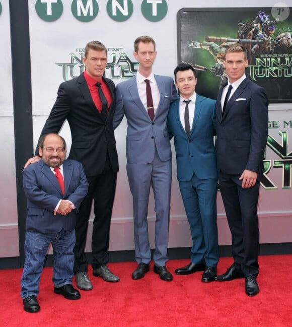 Jeremy Howard, Danny Woodburn, Alan Ritchson, Noel Fisher et Pete Ploszek à la première de Teenage Mutant Ninja Turtles à Los Angeles, le 3 août 2014.