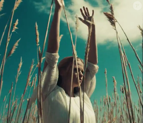 Le top Lara Stone dans le nouveau clip des Black Keys, "Weight of Love", dévolé le 14 août 2014.