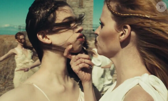 La jolie Lara Stone dans le nouveau clip des Black Keys, "Weight of Love", dévolé le 14 août 2014.