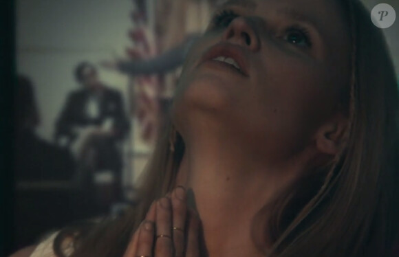 Le mannequin Lara Stone dans le nouveau clip des Black Keys, "Weight of Love", dévolé le 14 août 2014.
