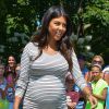 Kourtney Kardashian, enceinte, et son ami Jonathan Cheban quittent le restaurant "The Driver's Seat" après y avoir déjeuné à Southampton, le 14 août 2014.