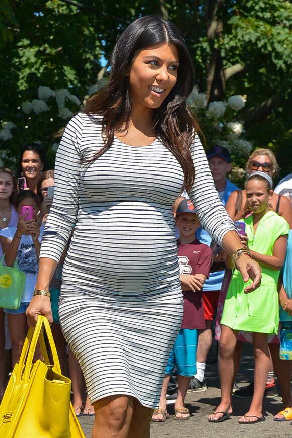 Kourtney Kardashian, enceinte, et son ami Jonathan Cheban quittent le restaurant "The Driver's Seat" après y avoir déjeuné à Southampton, le 14 août 2014.