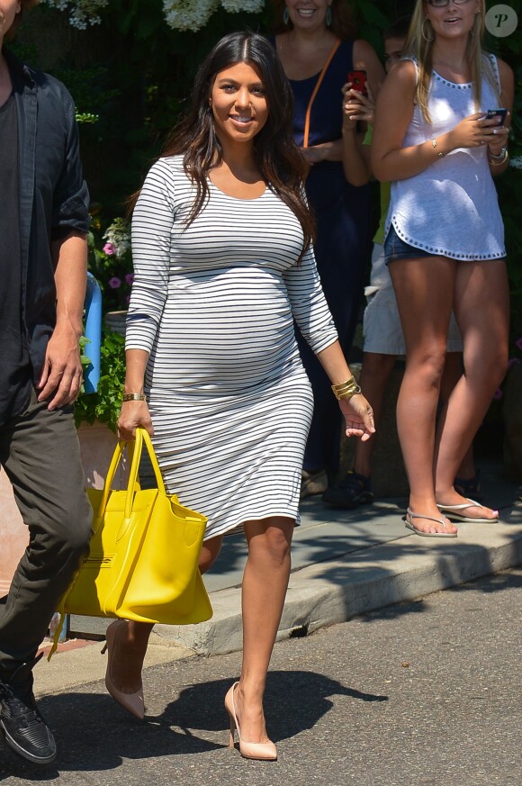 Kourtney Kardashian, enceinte, affiche son baby bump à Southampton, le 14 août 2014.