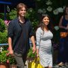 Kourtney Kardashian, enceinte, en compagnie de son ami Jonathan Cheban à Southampton, le 14 août 2014.