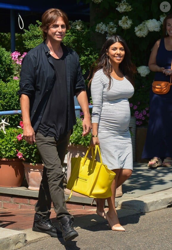 Kourtney Kardashian, enceinte, en compagnie de son ami Jonathan Cheban à Southampton, le 14 août 2014.
