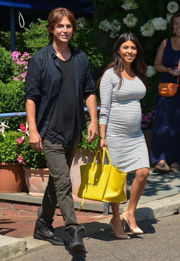 Kourtney Kardashian, enceinte, et  Jonathan Cheban quittent le restaurant The Driver's Seat après y avoir déjeuné à Southampton, le 14 août 2014.