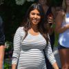 Kourtney Kardashian, enceinte, et son ami Jonathan Cheban quittent le restaurant "The Driver's Seat" après y avoir déjeuné à Southampton, le 14 août 2014.