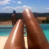 Nabilla et Thomas profitent du 15 août 2014 en amoureux, au bord d'une piscine.