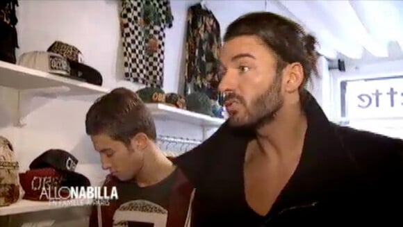 Thomas a un rendez-vous pour défendre sa marque de casquettes (Allô Nabilla saison 2 - épisode du mardi 22 juillet 2014.)