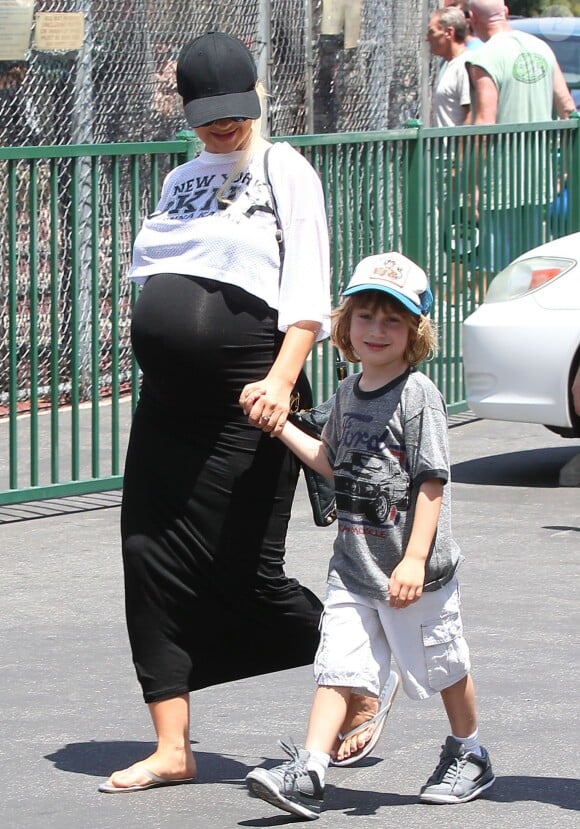 Exclusif - Christina Aguilera, très enceinte avec son fiancé Matthew Rutler et son fils Max à Studio City, le 12 juillet 2014. 
