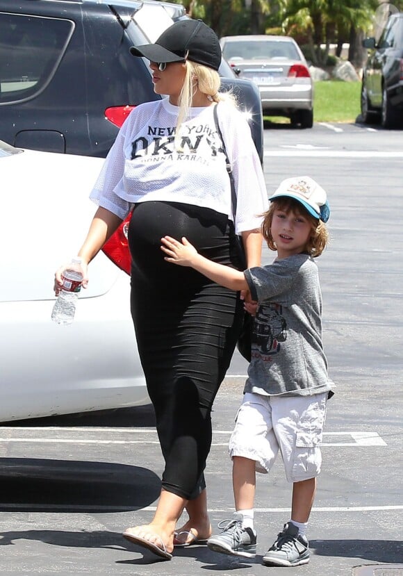 Exclusif - Christina Aguilera, très enceinte avec son fils Max se rendent au mini golf à Studio City, le 12 juillet 2014. 