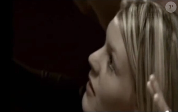 Amélie Neten apparaît dans le clip de Grégory Lemarchal, Le Feu sur les planches.